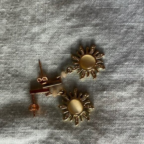 Sun dangle earrings with yellow center and post backs - Picture 2 of 2